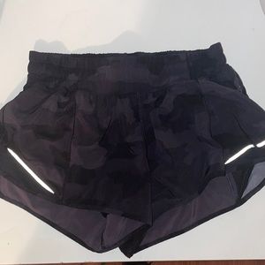 Black camo lululemon 2.5 hotty hot shorts ; perfect condition